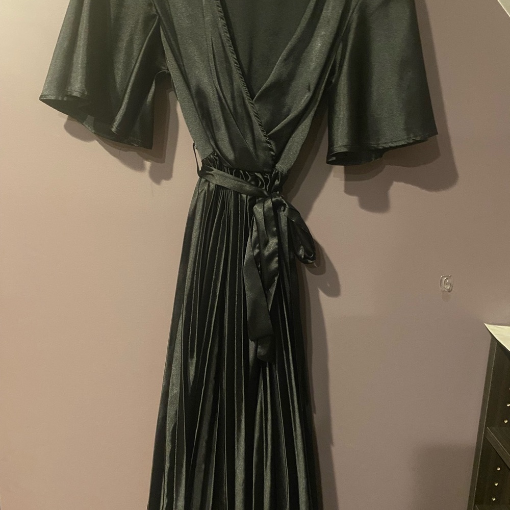 dress with v cut and flared short sleeve